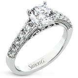 This ring reveals its extraordinary details from the side, as delicate filigrees and side diamonds become visible.