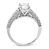 This ring reveals its extraordinary details from the side, as delicate filigrees and side diamonds become visible.