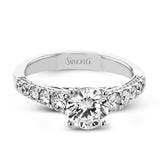 This ring reveals its extraordinary details from the side, as delicate filigrees and side diamonds become visible.