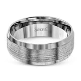 This men's band has beveled edges and a brushed texture extending around the ring.
