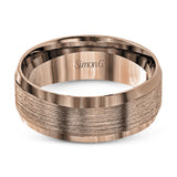 This men's band has beveled edges and a brushed texture extending around the ring.