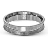This contemporary men's band has a slim width and a two-toned design with rose gold on one side and white gold on the other.