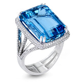 This remarkable 18k white gold ring features a beautiful 15.48 ct aquamarine stone in the center.