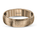 Understated modern elegance highlights this white gold men's wedding band, outlined with sleek rims to create a hint of sophistication.