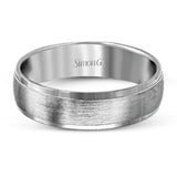 Understated modern elegance highlights this white gold men's wedding band, outlined with sleek rims to create a hint of sophistication.