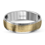 Understated modern elegance highlights this white gold men's wedding band, outlined with sleek rims to create a hint of sophistication.