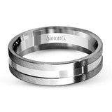 This men's band is appropriate for any occasion with a combination of both yellow and white gold in its modern design.