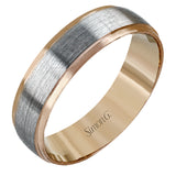 Featuring a modern twist on the classic wedding band design, this contemporary white gold men's wedding band has an eye-catching rose gold outline.