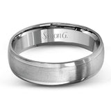 Featuring a modern twist on the classic wedding band design, this contemporary white gold men's wedding band has an eye-catching rose gold outline.