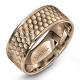 This distinctive men's wedding band features a contemporary hammered design in white gold encircled white two dazzling rose gold silhouettes.