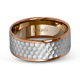 This distinctive men's wedding band features a contemporary hammered design in white gold encircled white two dazzling rose gold silhouettes.
