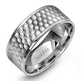 This distinctive men's wedding band features a contemporary hammered design in white gold encircled white two dazzling rose gold silhouettes.