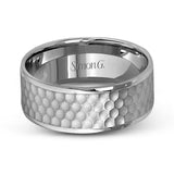 This distinctive men's wedding band features a contemporary hammered design in white gold encircled white two dazzling rose gold silhouettes.