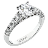 This ring reveals its extraordinary details from the side, as delicate filigrees and side diamonds become visible.
